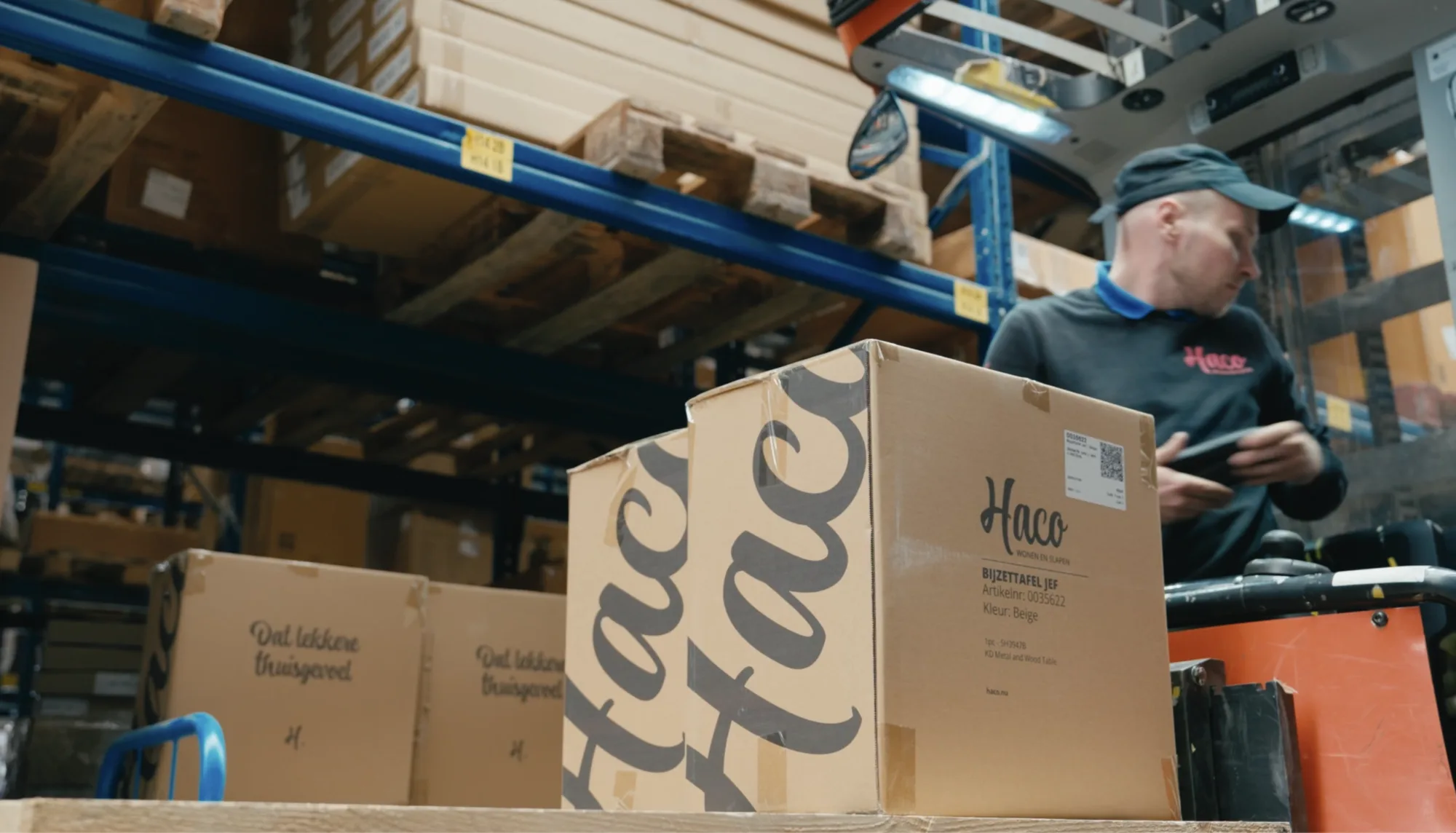 Magazijnmedewerker pickt orders uit stellingen met Beam